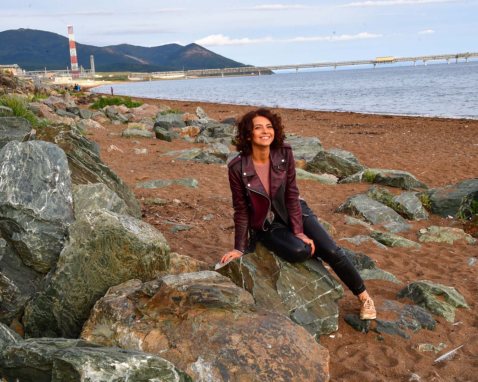 Девушка на берегу Охотского моря