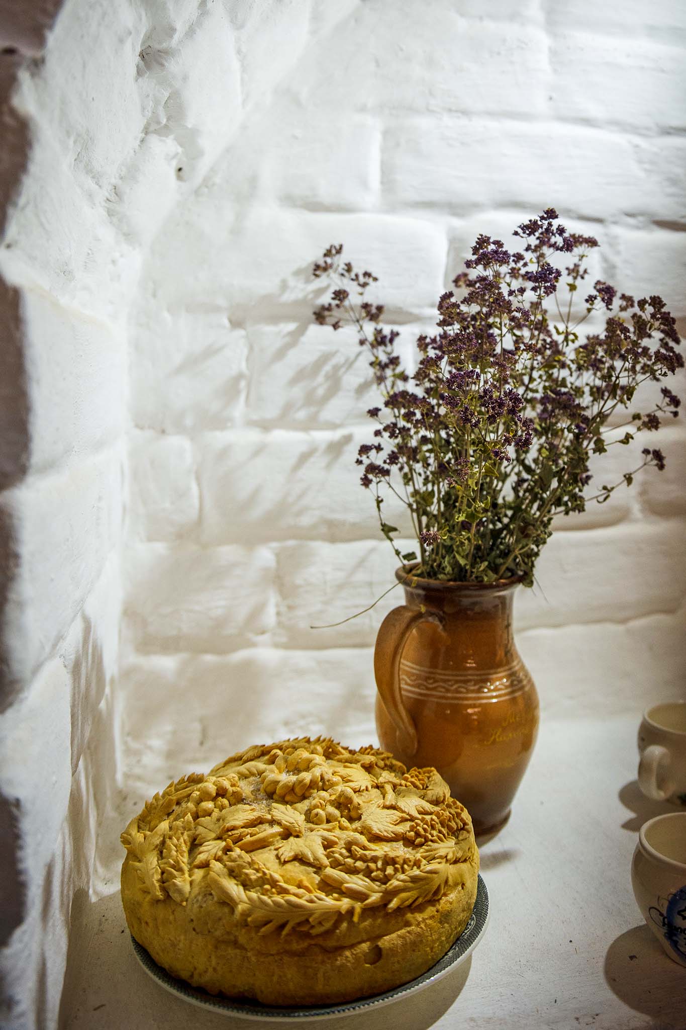 каравай и цветы в крынке