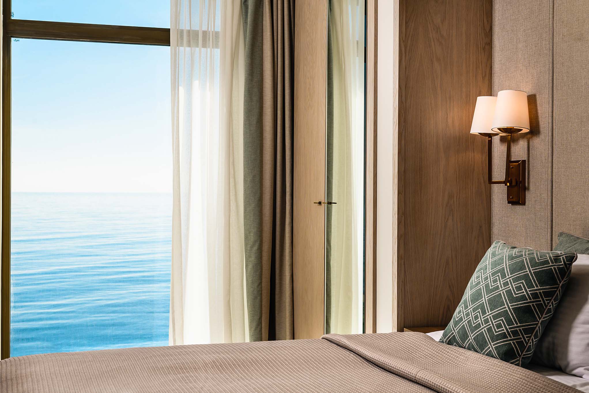 Вид из окна на море