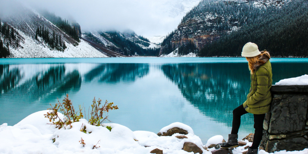 девушка у озера зимой