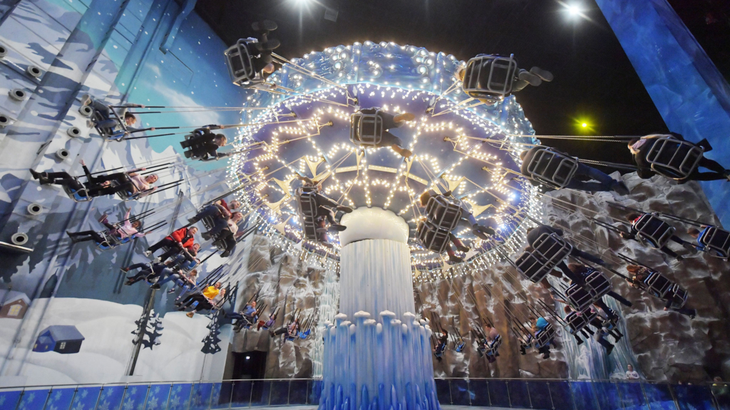 ледяная карусель в парке остров мечты