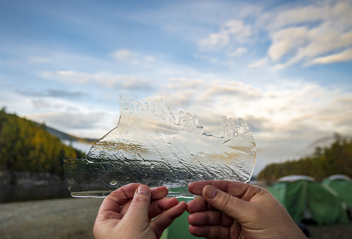 Вода в котелке за ночь  затянулась хрупким ледком.