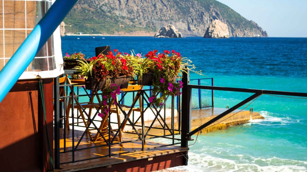 терраса кафе у моря в крыму