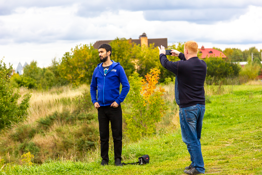 мужчины фотографируются