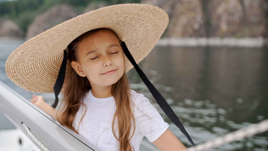 девочка на морской прогулке