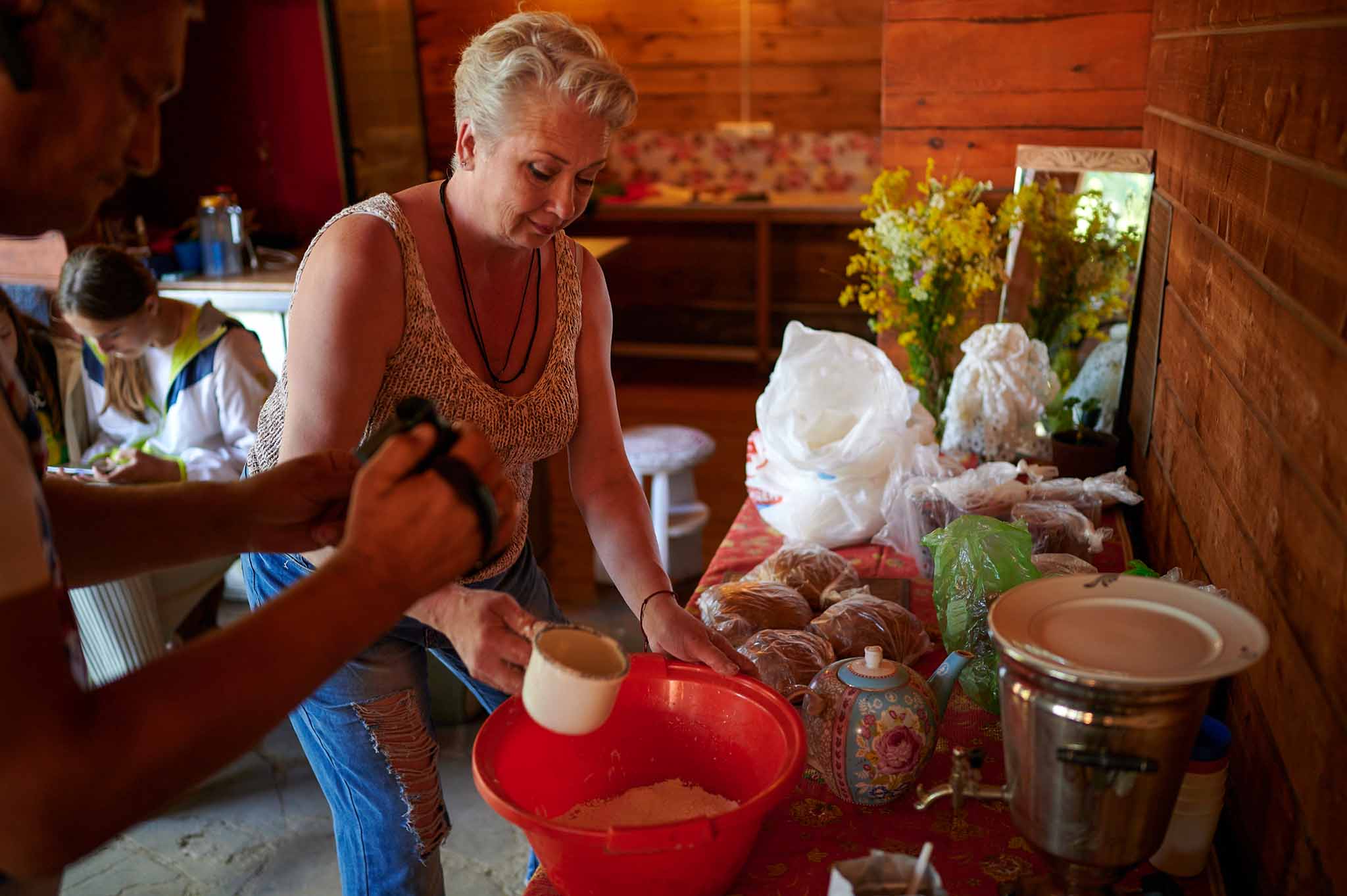 женщина с кружкой и тазиком