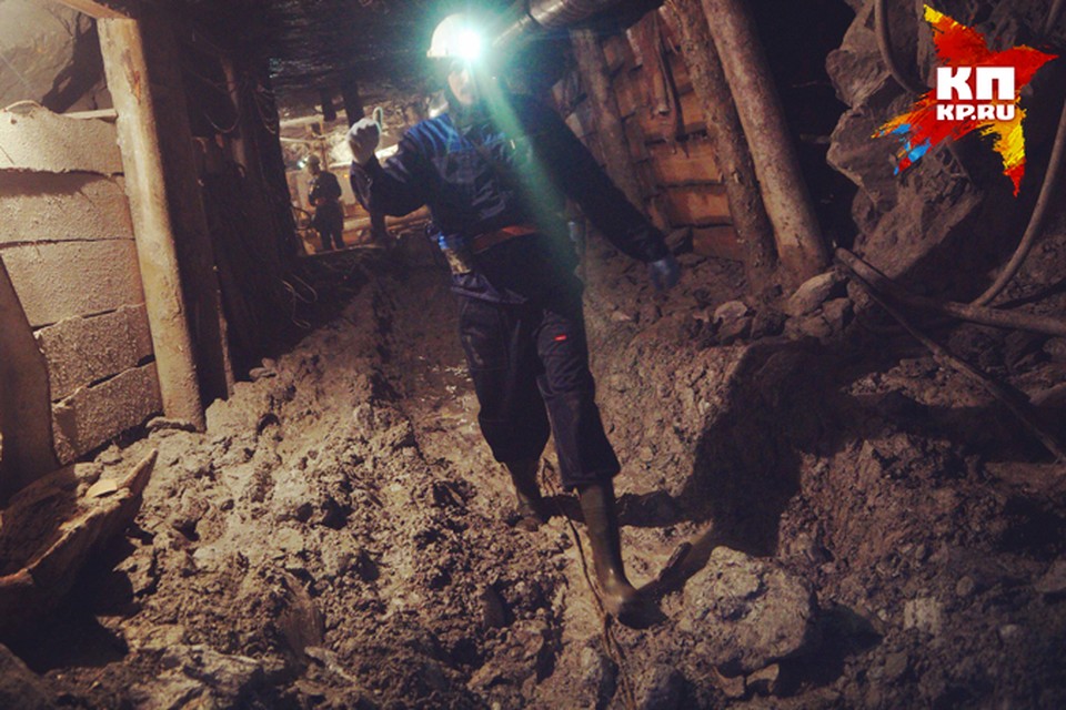 На ногах – резиновые сапоги, на голове – каска с фонариком. В голове – твердое желание найти изумруды