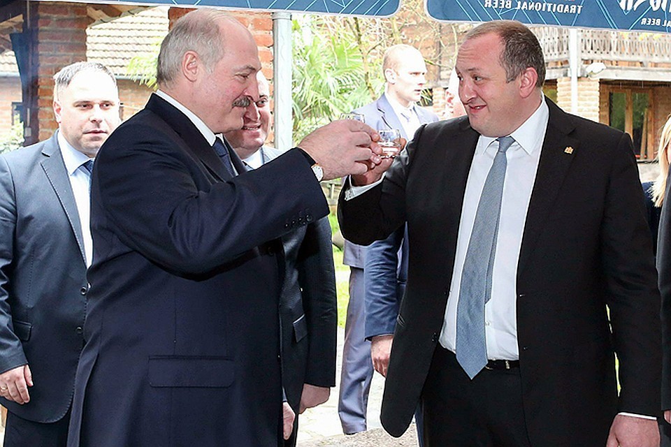 В 2015 году Лукашенко в Батуми попробовал домашнюю чурчхелу и местный самогон. Фото: пресс-служба грузинского президента.