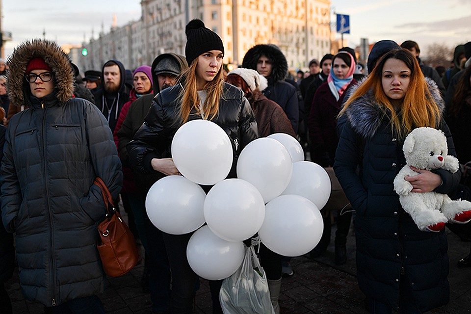 И в этой мутной воде кто-то делает своё дело. Разное. Грязное. Вбрасывает ложь, помои и яд, и ждёт: как отреагирует общество?