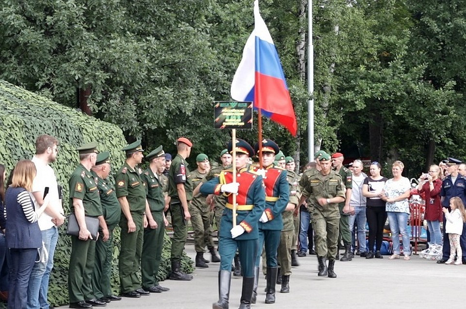 Флаги 8-ми стран пронесли по Центральному парку в Новосибирске Флаги 8-ми стран пронесли по Центральному парку в Новосибирске