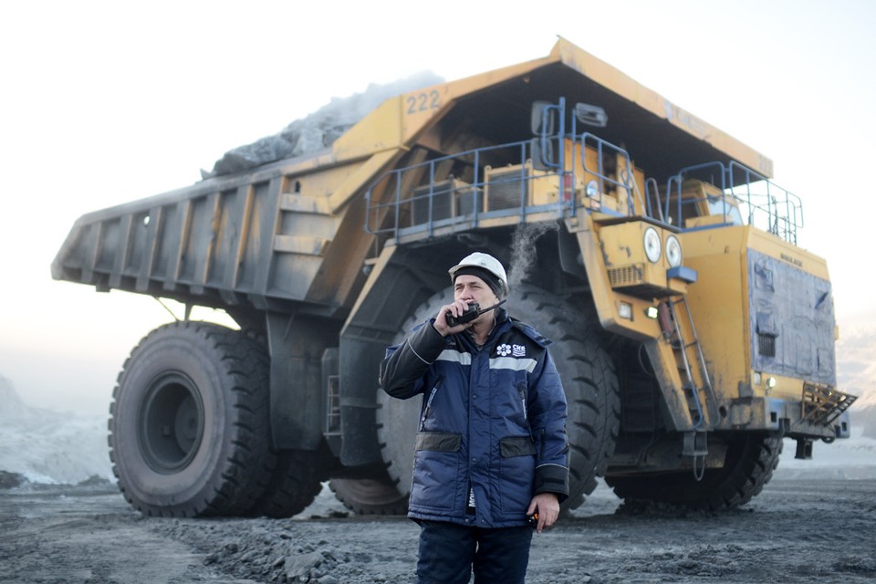 Михаил Слободяник уже 34 года работает на месторождениях Искитимского района. Огромные машины «управляются по рации», будто игрушечные.