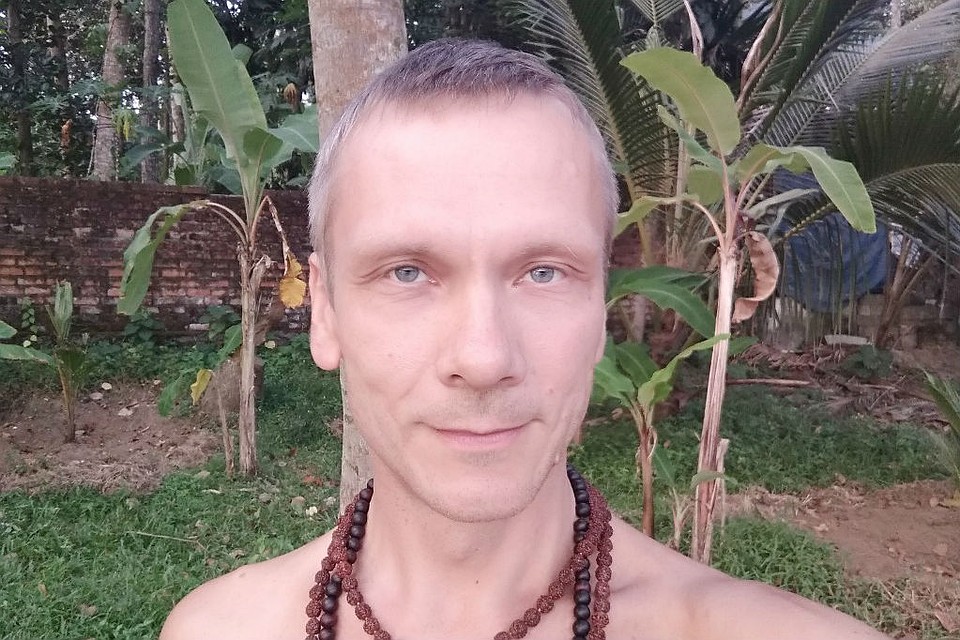 pozhiloy-muzhchina-v-plavkah-onlayn-ekb-samie