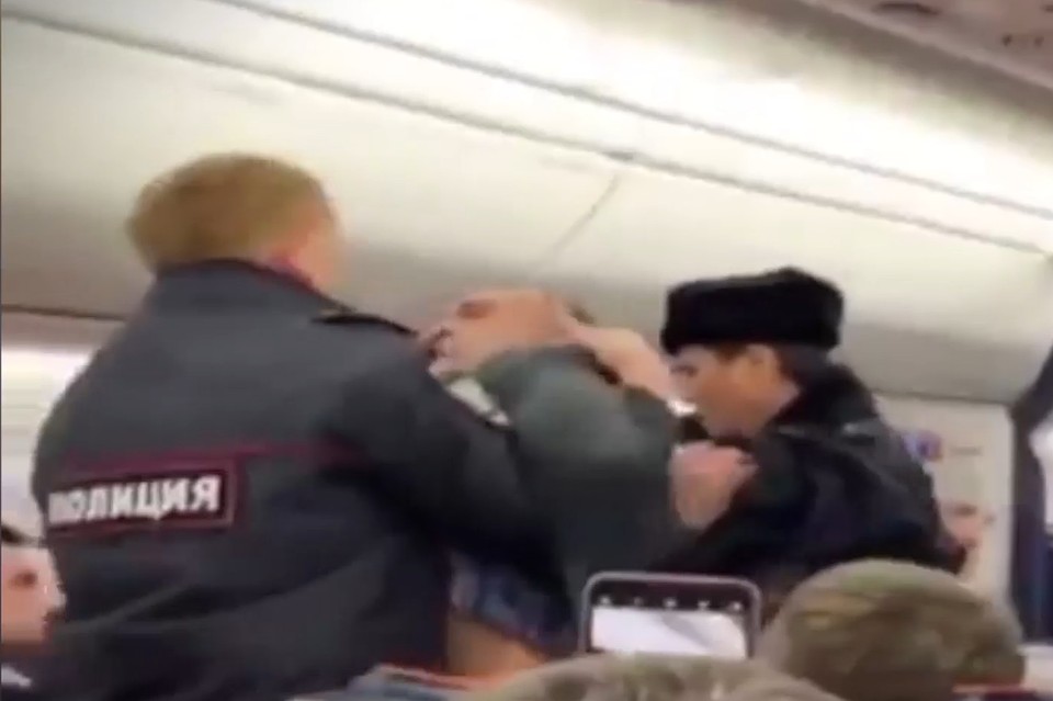 дебошир 10 букв. дебоширы на борту самолета. дебоширы на борту самолета. дебошир 10 букв. задержание в аэропорту.