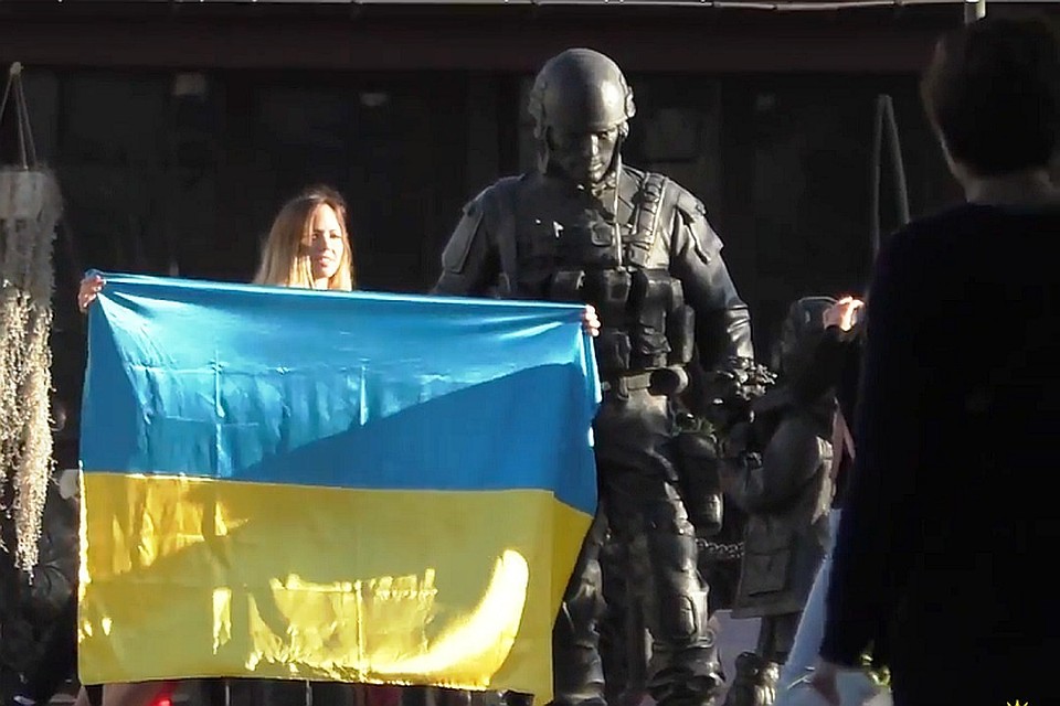 блоггер на украинском флаге. Welcome to ukraine девушки. украинцы в германии. женщины в украинской армии. Ukrainian videos.