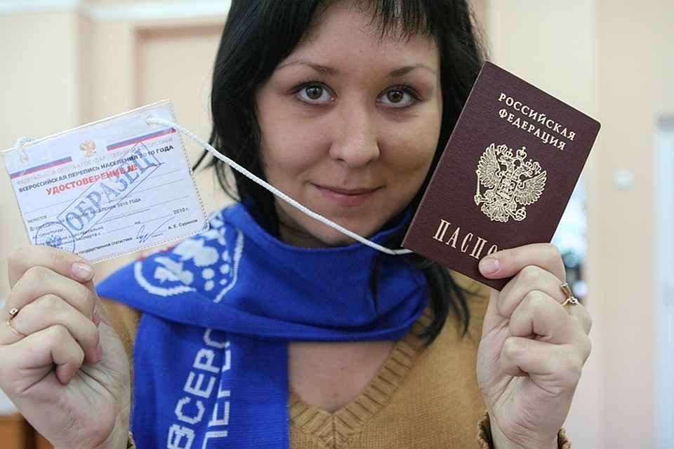 У регистраторов нужно требовать показать удостоверение и паспорт.