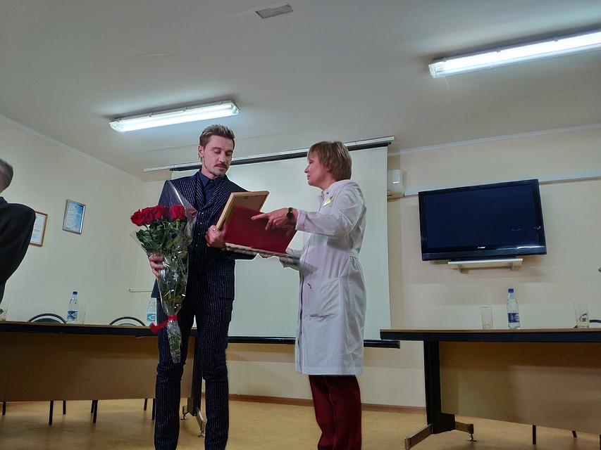 Руководство больницы в свою очередь презентовало Билану благодарственное письмо. А ещё его автограф певца появится на дереве добра у входа в здание.