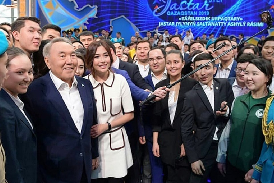 Первый президент Казахстана Нурсултан Назарбаев принимает поздравления Первый президент Казахстана Нурсултан Назарбаев принимает поздравления