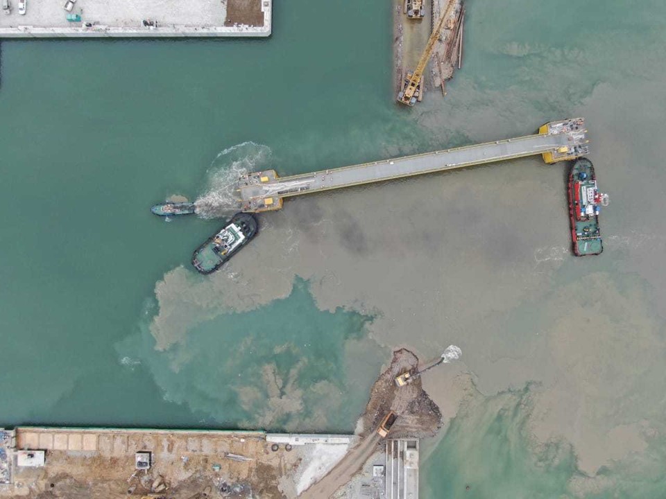 Судоверфь «Звезда» установила водонепроницаемый затвор в сухом доке