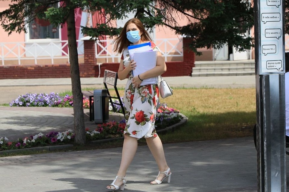 Девушка в маске.