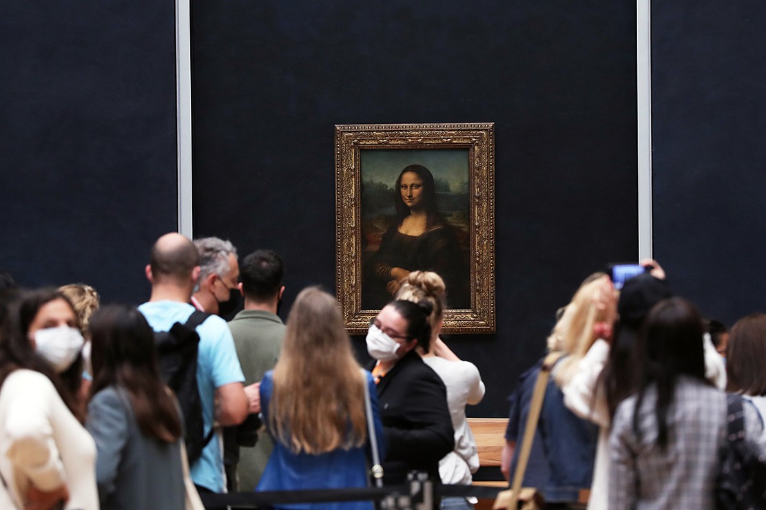 Если не брать в расчет служителей Лувра и специалистов, которые периодически осматривают музейные экспонаты, увидеть одну из самых знаменитых картин мира с 1950-х годов без защиты не удавалось никому