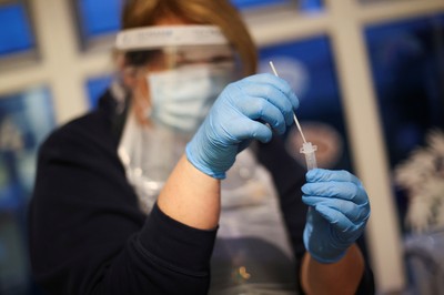 Приключения начались 6 февраля, когда за два дня до вылета домой туристы сдали тест на коронавирус, один из которых показал наличие ковида.