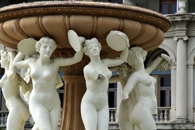 В Сочи ныне заброшенный санаторий имени Серго Орджоникидзе популярен у туристов