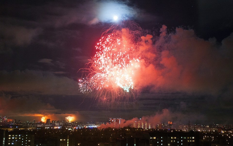 Салют в честь Дня Победы начался в Москве.