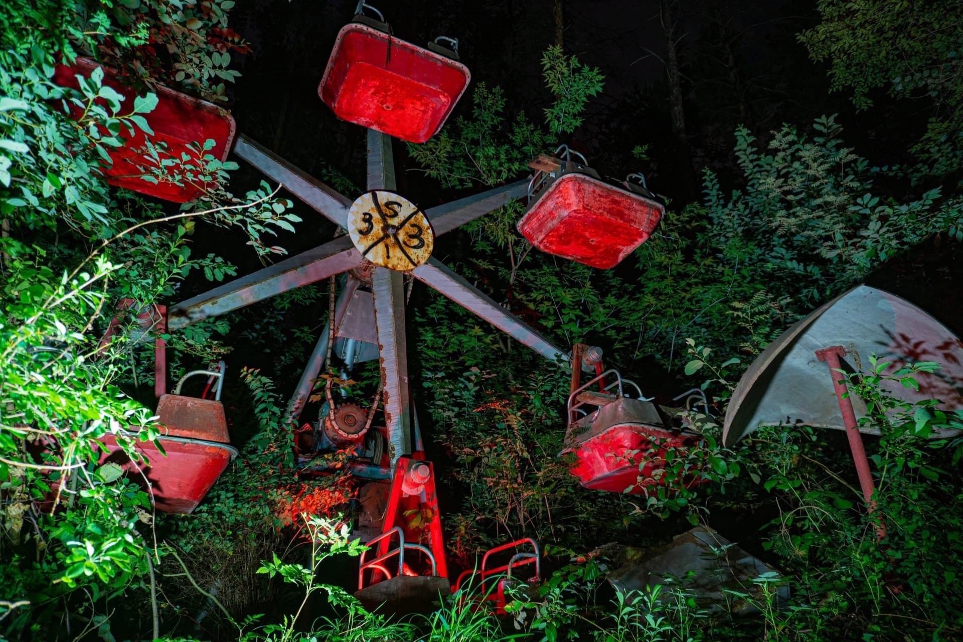 Колесо обозоения на территории лагеря.