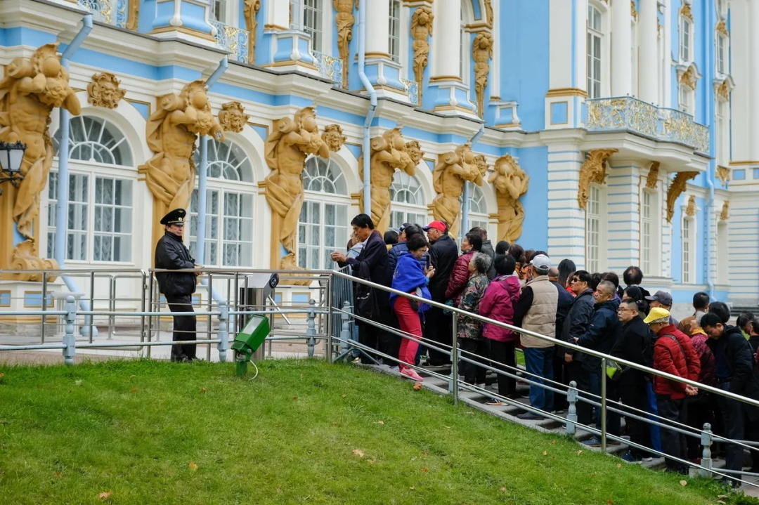 Смольный составил портрет китайского туриста, посещающего Санкт-Петербург.