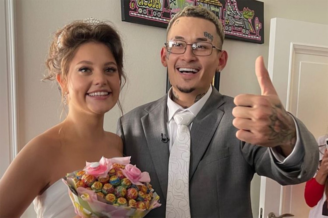 Молодые расписались и уже пару раз под крики «горько» поцеловались.