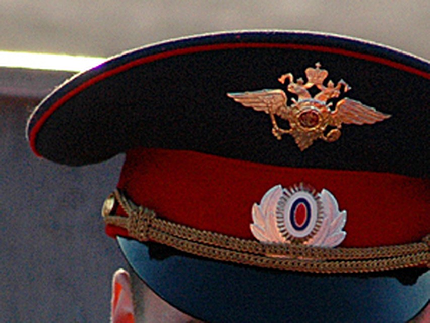rot-snyat-parnya-v-shelkovo-igrushki-pompi-dlya
