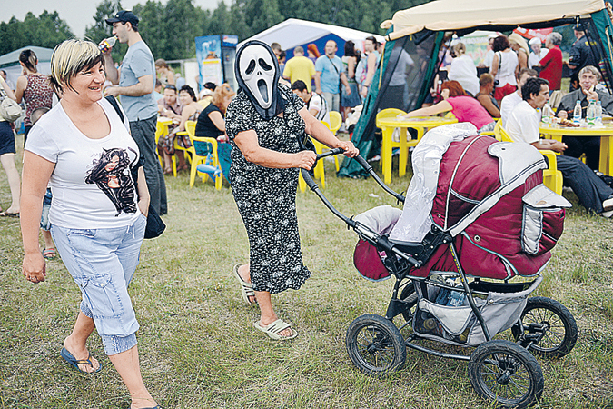 Есть такие бабушки, которые закаляют характер малыша еще с пеленок!