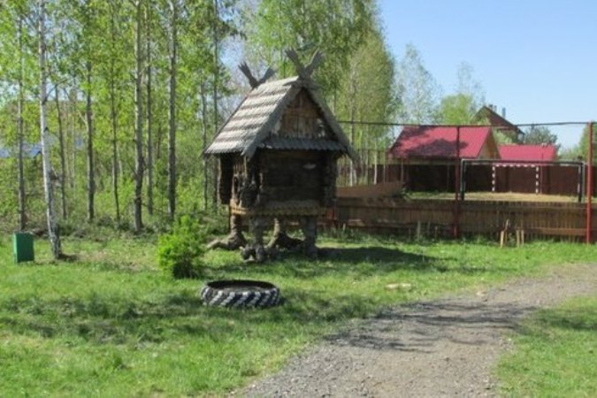 Домики Бабы Яги появились в сквере Средней Курьи.