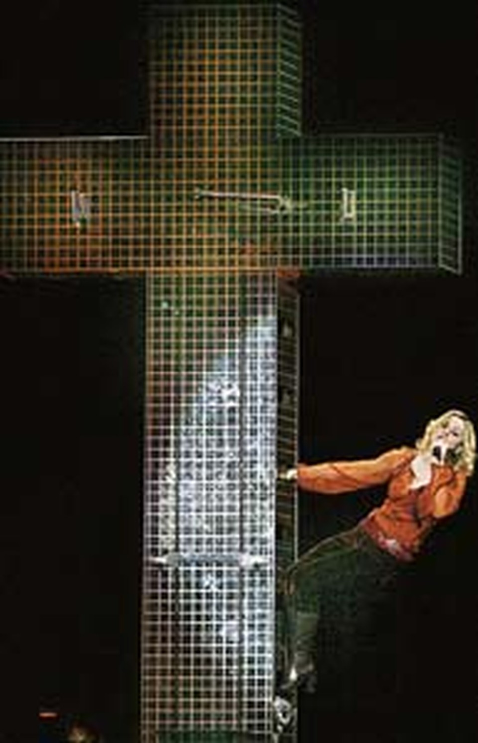 Высота скандального зеркального креста - 6 метров, а стоимость - 8 миллионов долларов.