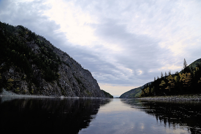 Еще немного и река вырвется из тисков ущелий и совободно раскинется на просторе Муйской долины.