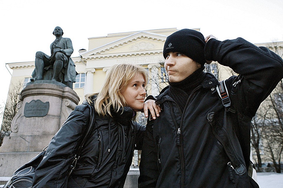 А вот у основателя МГУ Михайло Ломоносова оклад составлял 1800 рублей (громадные для того времени деньги). Еще у него был двухэтажный особняк с мезонином в Санкт-Петербурге и дом в Москве.