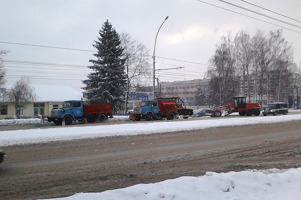 чистка снега брянск. снегопад в брянске сегодня. заснеженный брянск ночью. первый снег брянск. метель снег брянск.