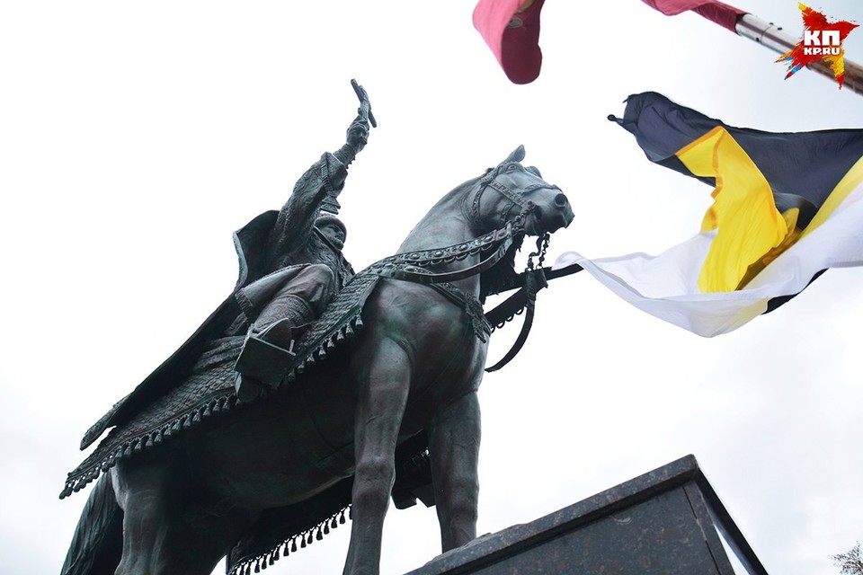 Памятник был открыт 14 октября.