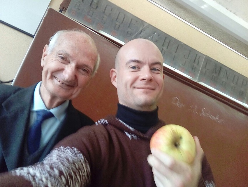 Селфи с корреспондентом "Комсомолки" на память. И яблоко на память, его Лаврентий Ашотович, заядлый дачник, вырастил в собственном саду. Фото: Игорь ДОКУЧАЕВ