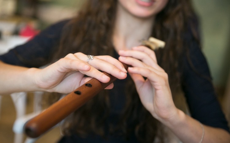 Если на нем не играть несколько дней, трость из камыша склеивается, и ее надо потихоньку раскрывать, согревая дыханием