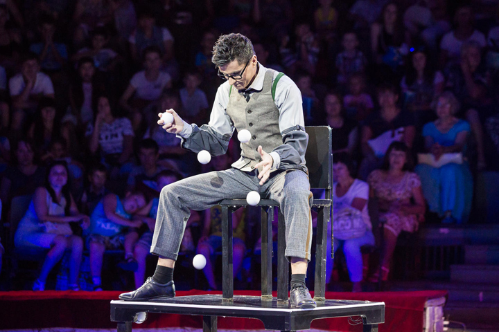 Зрители увидят необыкновенную хореографию и костюмы эпохи царской России и Французского Парижа. Фото: Олег ДИМИТРОВ.