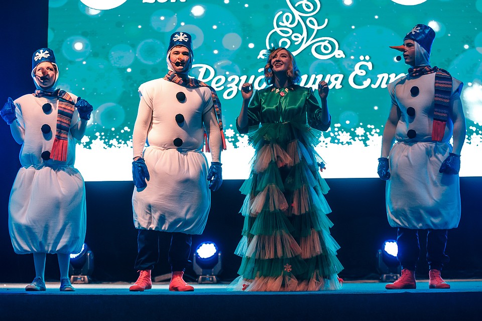 новогодняя столица. ханты-мансийск новогодняя столица сибири. резиденция елка ханты. новогодняя елка на улице. резиденция елки в ханты-мансийске.