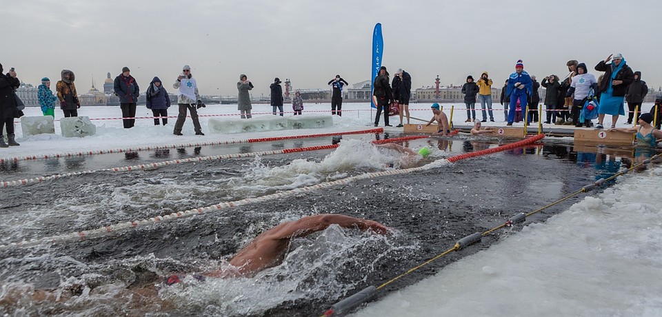 массовый заплыв льдин по реке весной