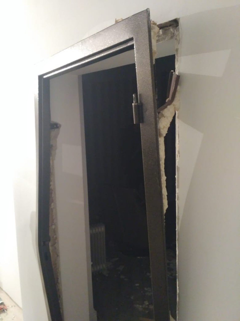 Взорванная дверь. Железная дверь после пожара. Взорванна дверь в квартир. Бельгийский форт эбен-эмаэль. Взорванная дверь.