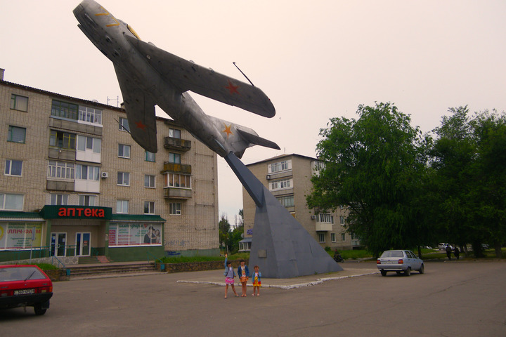 В центре Новоазовска установлен самолет МиГ-17. Это знак благодарности летчикам 9-й Мариупольско-Берлинской авиадивизии, участвовавшим в освобождении города в 1943-м году.