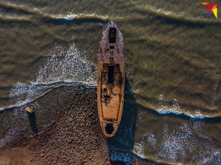 Ржавые остатки корабля.