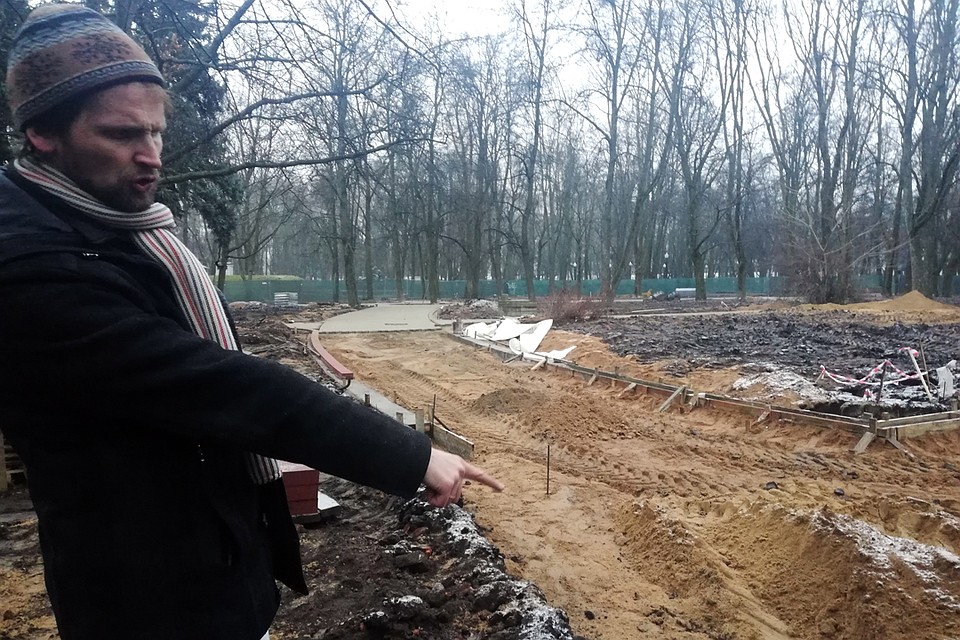 Фундамент одного из домов оказался под недавно проложенной тропинкой Фото: Ольга ШУМАНСКАЯ