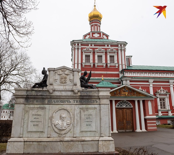 Гробница генерала Тимофеева, героя войны 1812 года на фоне Храма Успения Богородицы Фото: Михаил ФРОЛОВ