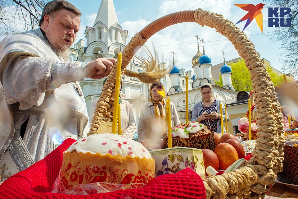 Всеволод Чаплин у храма преподобного Феодора Студита у Никитских ворот Фото: Виктор ГУСЕЙНОВ