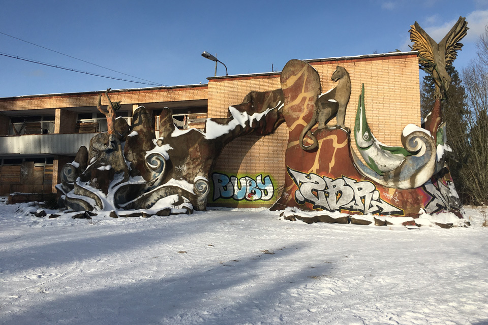 Здание пионерлагеря в свое время оформили в морском стиле.